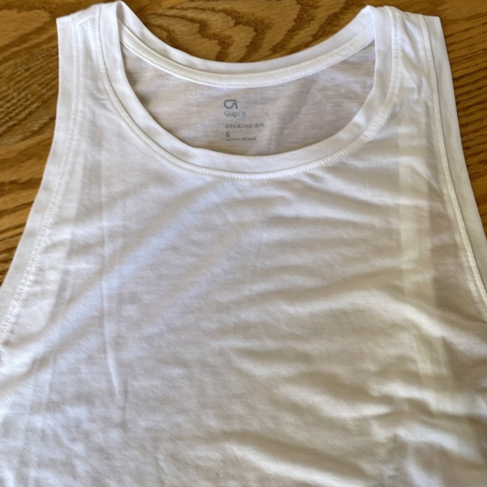 GapFit Breathe Air white tank top, size S - Picture 2 of 6